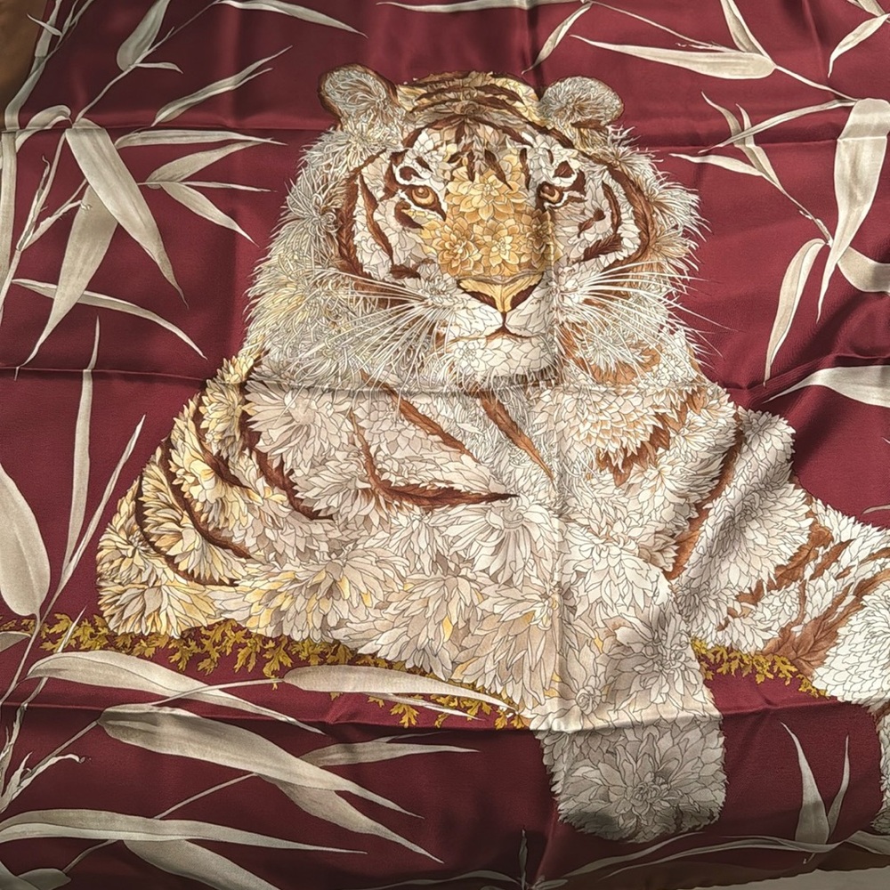 💯Authentic Salvatore Ferragamo Tiger Floral Print Silk Scarf